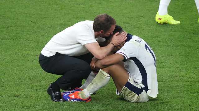 סאות'גייט מנחם את בלינגהאם בגמר היורו (צילום: Alex Grimm)