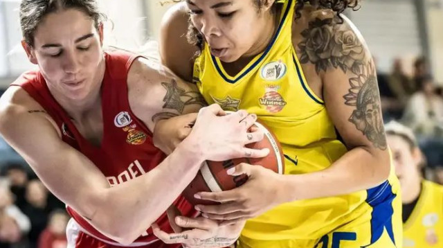 סטאשה קארי בצהוב, מול אמלי אנגלסטר (צילום: איגוד הכדורסל, עודד קרני, איגוד הכדורסל)