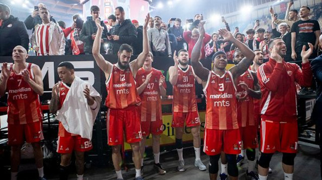 שחקני הכוכב האדום בלגרד חוגגים (צילום: Panagiotis Moschandreou)