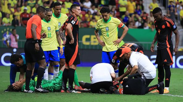 אליסון וסאנצ'ז מקבלים טיפול. התנגשות ברוטלית (צילום: Buda Mendes)