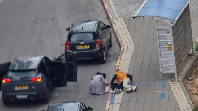 הורים מגוננים בגופם על ילדיהם. אזעקה באשקלון (צילום: שימוש לפי סעיף 27א')