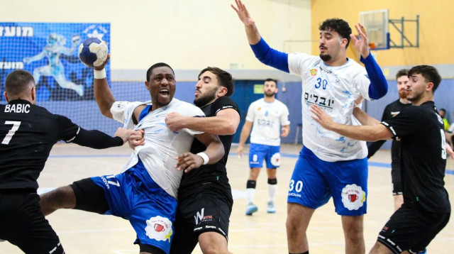 חולון נגד אשדוד כדוריד (צילום: אגם לוי)