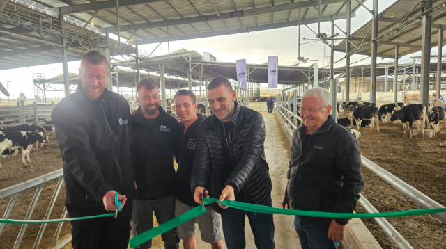 חנוכת הרפת של ניר יצחק וקיבוץ סופה. רפת 232 (צילום: באדיבות המצולמים)