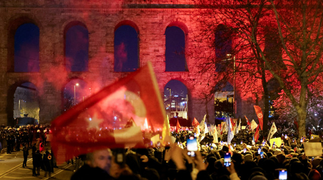 הפגנות בטורקיה נגד מעצרו של מנהיג האופוזיציה (צילום: REUTERS/Murad Sezer)