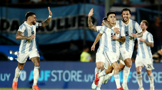 שחקני נבחרת ארגנטינה חוגגים עם טיאגו אלמדה (צילום: רויטרס)
