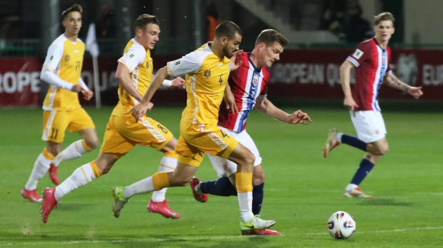 אלכסנדר סורלות שחקן נבחרת נורבגיה לפני ולדיסלב באבוגלו שחקן נבחרת מולדובה (צילום: רויטרס)