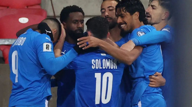 שחקני נבחרת ישראל חוגגים עם אלי דסה (צילום: רויטרס)