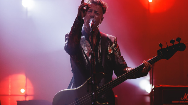 ערן צור בהופעה בבארבי (צילום: אריאל עפרון)