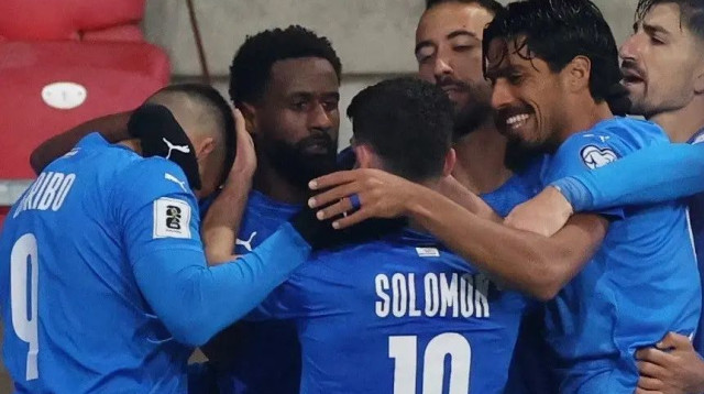 שחקני נבחרת ישראל חוגגים עם אלי דסה (צילום: רויטרס)