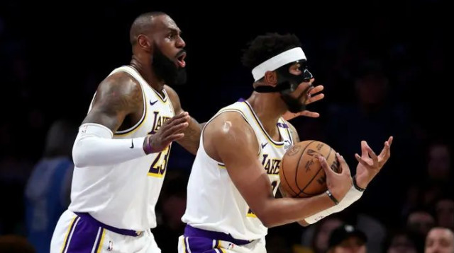 תמרור אזהרה. לברון וג'ורדן גודווין, הלילה (צילום: GettyImages, Luke Hales)