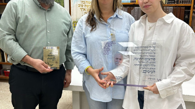 אגם ברגר ואמה עם משפחת הרב דרוקמן (צילום: פורום "הננו")