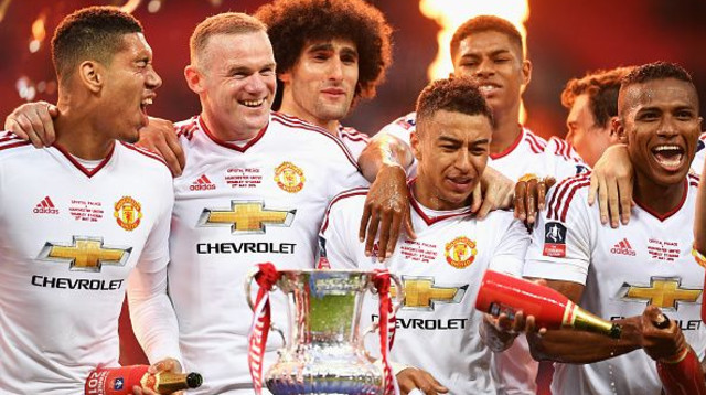 רוני ושחקני יונייטד חוגגים זכייה בגביע (צילום: Laurence Griffiths - The FA)