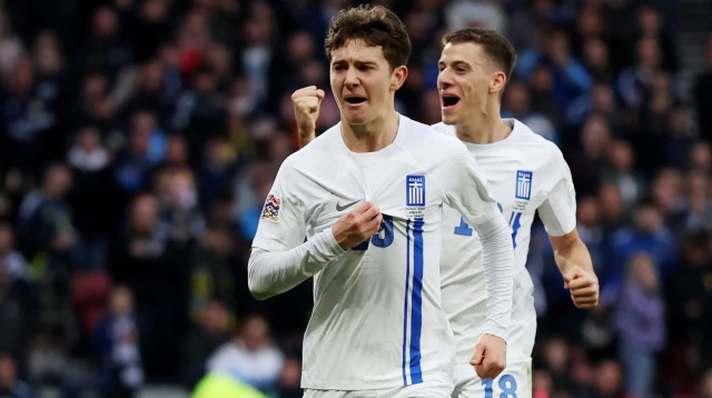 קונסטנטינוס קרצאס שחקן נבחרת יוון חוגג שער (צילום: רויטרס)