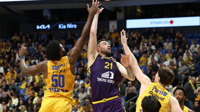 נתנאל ארצי שחקן הפועל חולון בין טרביון וויליאמס, רומן סורקין שחקני מכבי תל אביב (צילום: דני מרון)