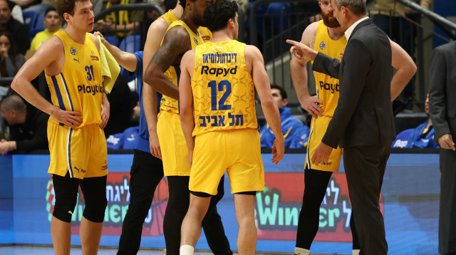 שחקני מכבי תל אביב עם המאמן עודד קטש (צילום: דני מרון)