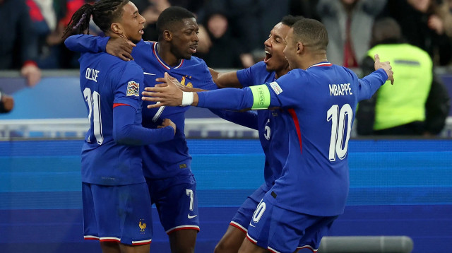 שחקני נבחרת צרפת חוגגים עם עוסמאן דמבלה (צילום: GettyImages, FRANCK FIFE/AFP)