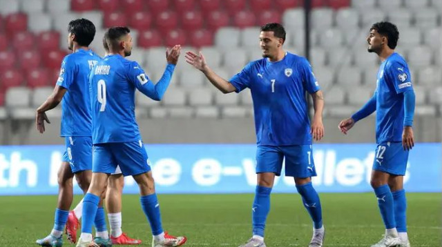 הלך קשה, אבל העיקר הניצחון. שחקני הנבחרת אחרי שריקת הסיום (צילום: רויטרס)