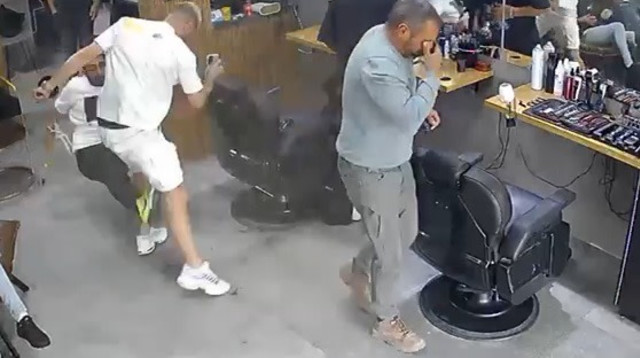 דקירה במספרה במעלה אדומים (צילום: צילום מסך)