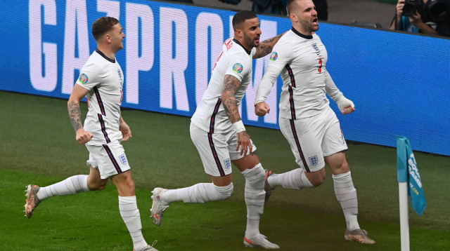 לוק שואו חוגג עם קייל ווקר וקיירן טריפייר (צילום: Facundo Arrizabalaga - Pool/Getty Images)