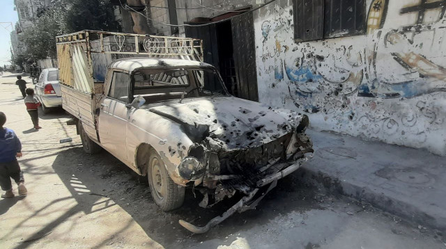 רכב בעזה שהותקף מהאוויר (צילום: רשתות ערביות)