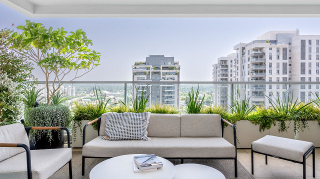 מרפסת במגדל מגורים בגני תקווה (צילום: הדר דולן)