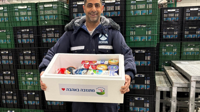 אסי ישראלוף במרכז הלוגיסטי של תנובה עם הצידניות שיחולקו לתושבי קריית שמונה. קרדיט- יח״צ (צילום: יח"צ)