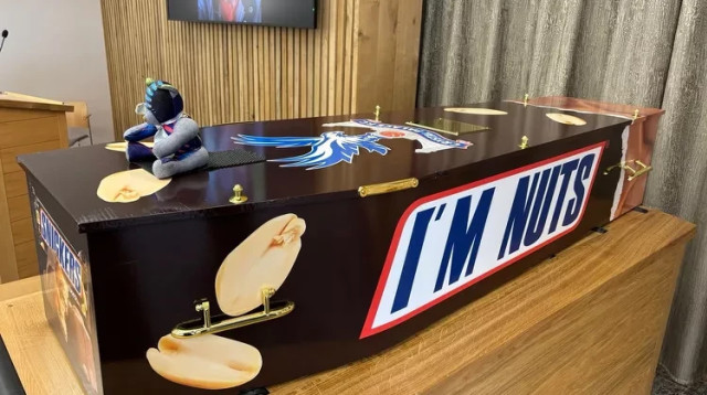 ארון הקבורה של פול ברום, שביקש להיקבר בארון בדימוי סניקרס (צילום: SWNS)