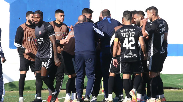 שחקני מ.ס. כפר קאסם חוגגים עם אחמד טהא (צילום: אודי ציטיאט)