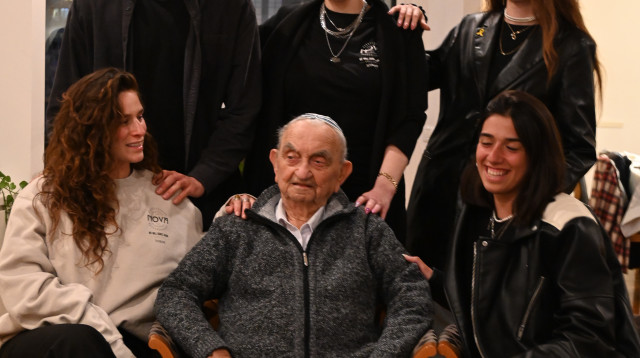 ניצול השואה אביגדור נוימן באירוע זיכרון בסלון עם שורדי הנובה (צילום: פאולינה פטימר)