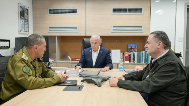 בנימין נתניהו, אייל זמיר, ישראל כ"ץ (צילום: מעיין טואף, לע"מ)