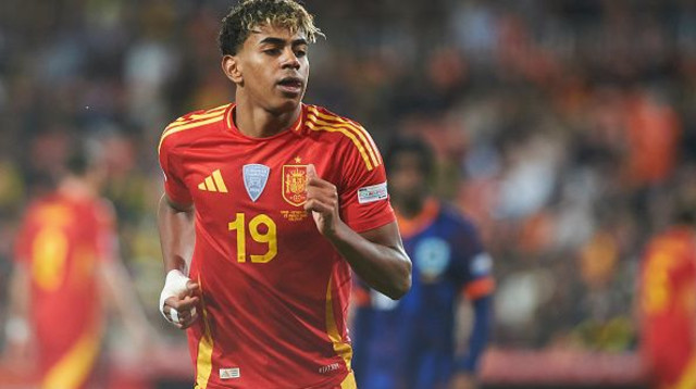 לאמין ימאל במדי נבחרת ספרד (צילום: DeFodi Images)