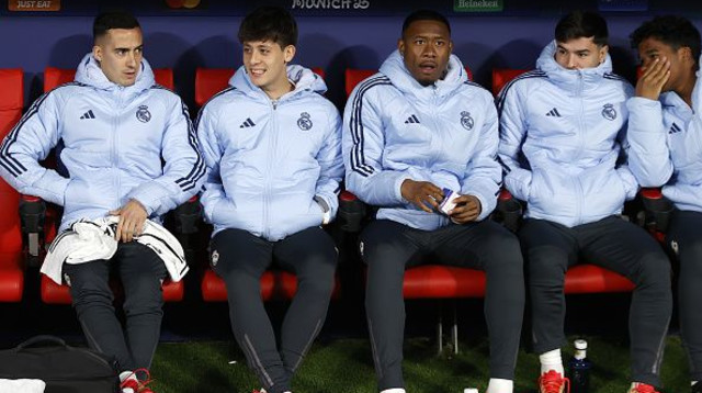 ארדה גולר עם שחקני ריאל מדריד על הספסל (צילום: Anadolu / Contributor)