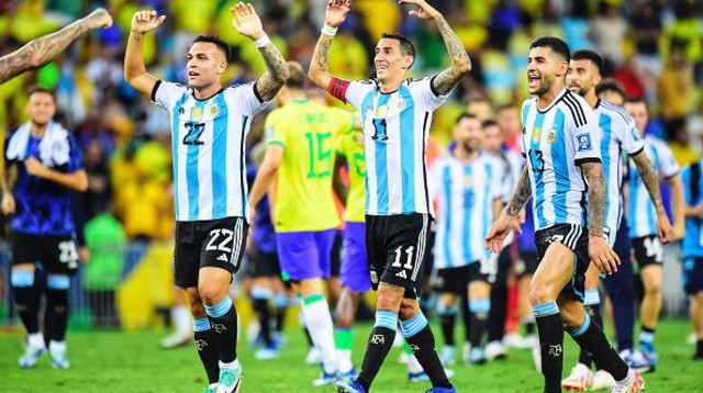שחקני נבחרת ארגנטינה חוגגים מול ברזיל (צילום: MB Media / Contributor)