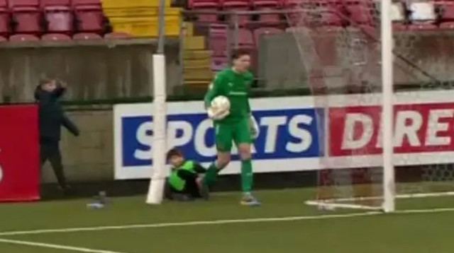 תקרית בליגה הצפון אירית בין שוער למביא כדורים (צילום: צילום מסך, .)