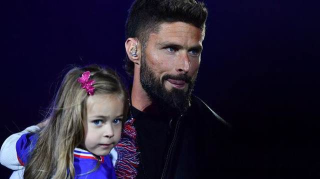 אוליבייה ז'ירו עם ביתו על כר הדשא (צילום: No commercial uses without permission. Contact you)