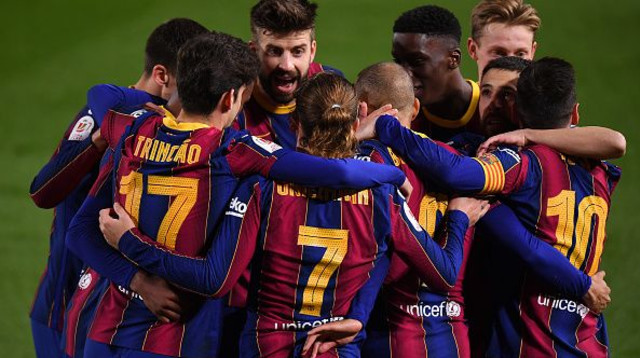 שחקני ברצלונה חוגגים (צילום: David Ramos)