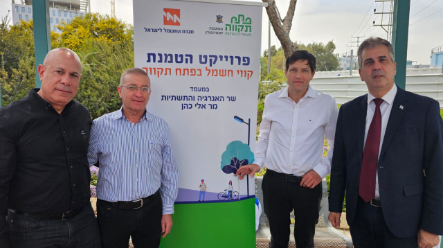 שר האנרגיה אלי כהן, רמי גרינברג, עם יו”ר ומנכ”ל חברת החשמל  (צילום: יוסי וייס חברת החשמל)