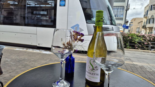 הרכבת הקלה ביפו, מסעדת הרשל'ה  (צילום: ניר קיפניס)