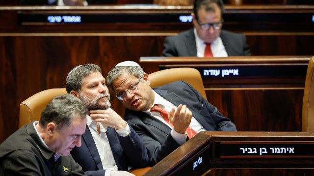 איתמר בן גביר, בצלאל סמוטריץ', ישראל כ"ץ בהצבעה על תקציב המדינה 2025 (צילום: נועם מושקוביץ דוברות הכנסת)