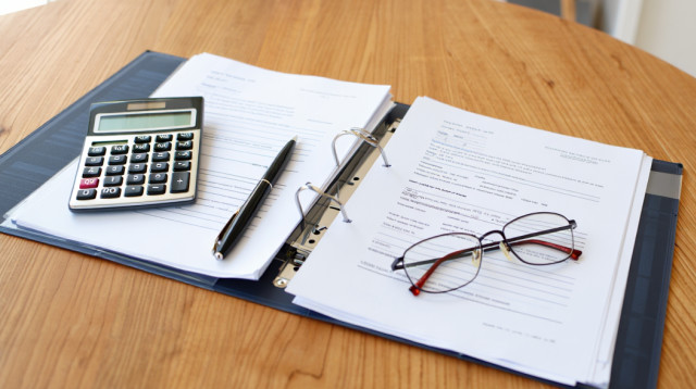 בדיקת ביטוחים (צילום: סטודיו מעריב)