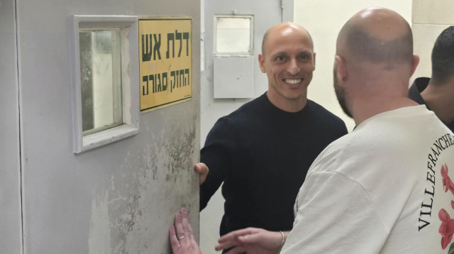 עמיחי בן שלוש, ראש עיריית עכו החשוד (צילום: אלון חכמון)