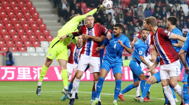 שחקני נבחרת ישראל, רז שלמה, דניאל פרץ, מול שחקן נבחרת נורבגיה, ארלינג הולאנד (צילום: רויטרס)