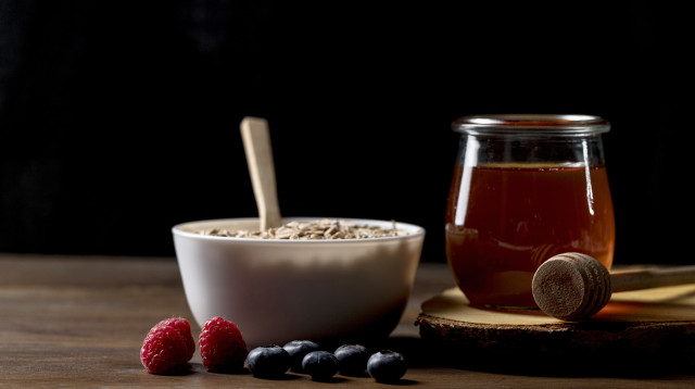 דבש, אוכמניות ויוגורט- עוזרים להילחם בהליקובקטר (צילום: Freepik)