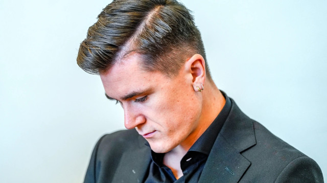 יקוב אינגבריגטסן רץ נורבגי, האלוף האולימפי מטוקיו, מעיד בבית המשפט נגד אביו (צילום: רויטרס)