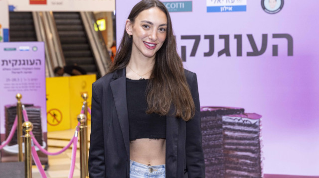 ליר עוז בפופ אפ "עוגת השוקולד הטובה בעולם בת 28 שכבות" (צילום: יחצ)