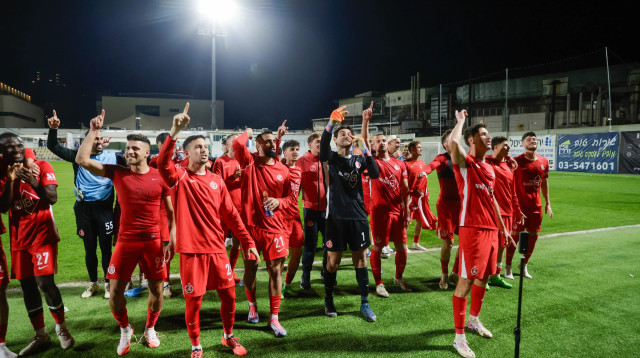 שחקני הפועל תל אביב חוגגים (צילום: ברני ארדוב)
