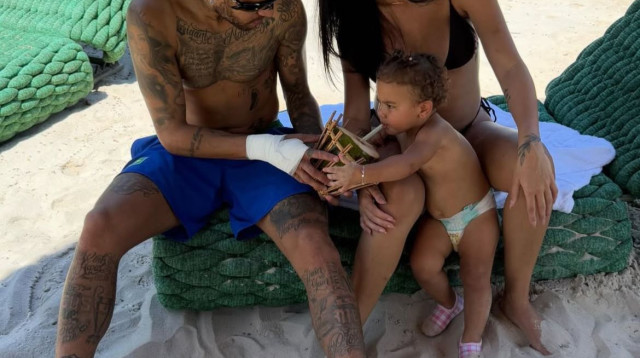 מנסה לשדר עסקים כרגיל. ניימאר וברונה עם ביתם בחופשה (צילום: אינסטגרם)