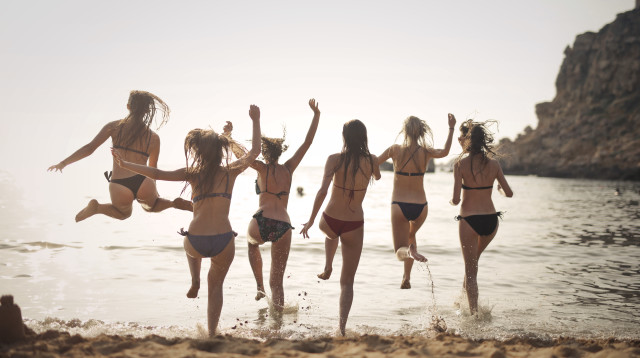 חברות בים. אילוסטרציה (צילום: Freepik)