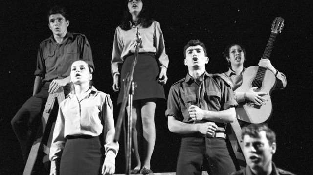 ירדנה ארזי, לאה לופטין ורותי הולצמן בלהקת הנחל ב1969 (צילום: באדיבות שמעון וייצמן)