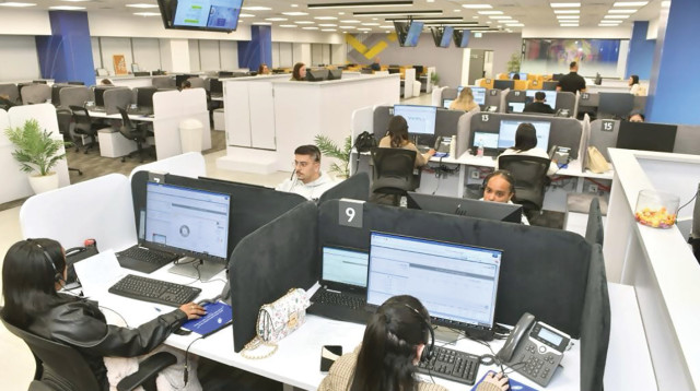 מרכז בנקאות טלפוני באשקלון (צילום: כפיר סיון)